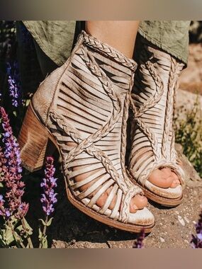 FREEBIRD by Steven Bela taupe woven braided leather open toe heels size 7